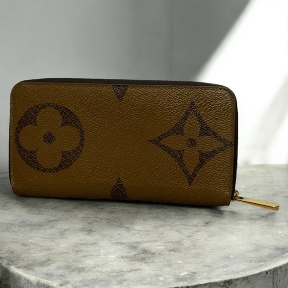 2020’ Louis Vuitton Giant Reverse Monogram Zippy Wallet - Picture 4 of 12